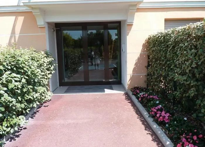 Joli 2p Climatise Dans Calme Et Securisee Avec Piscine Apartamento Antibes