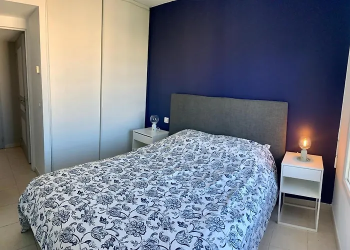 Joli 2p Climatise Dans Calme Et Securisee Avec Piscine